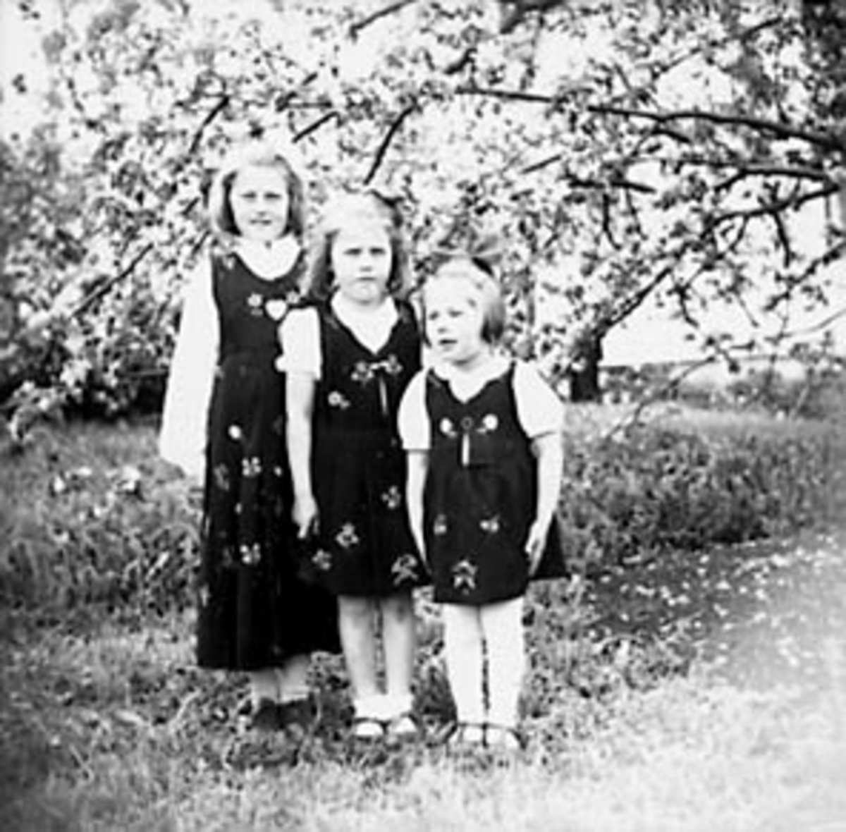 Anno Domkirkeodden, BARN, JENTER I BUNAD, ANNE HUSE DOBLOUG, BRITT HUSE OG, UNN HUSE ROSENVINGE KOLDERUP, CA. 1948.