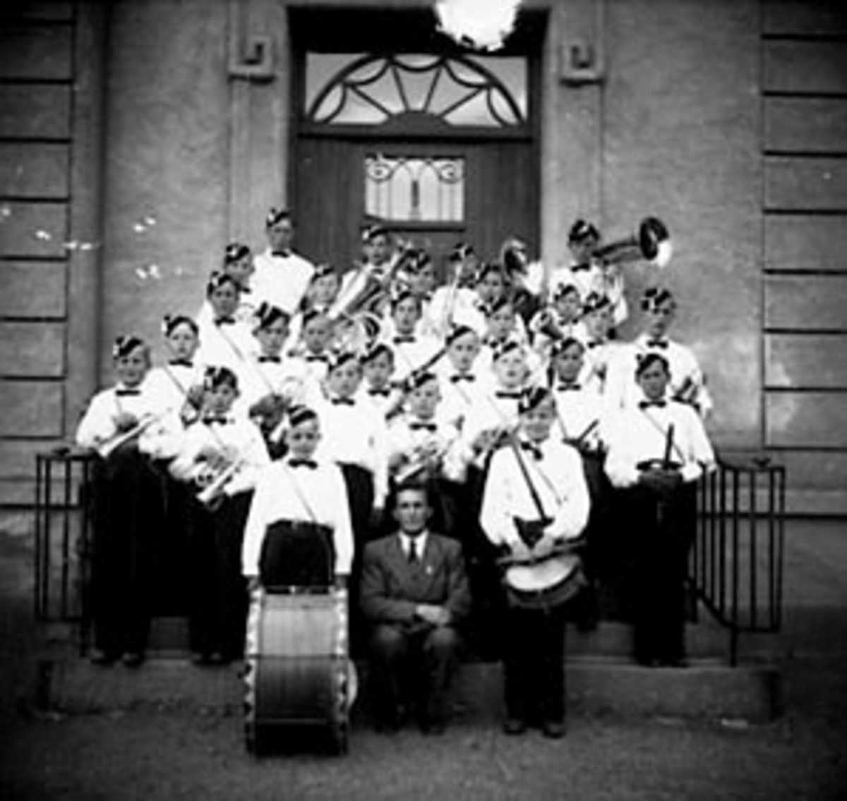 Anno Domkirkeodden, STOR GRUPPE, GUTTEMUSIKKORPS PÅ TRAPP, MED DIRIGENT