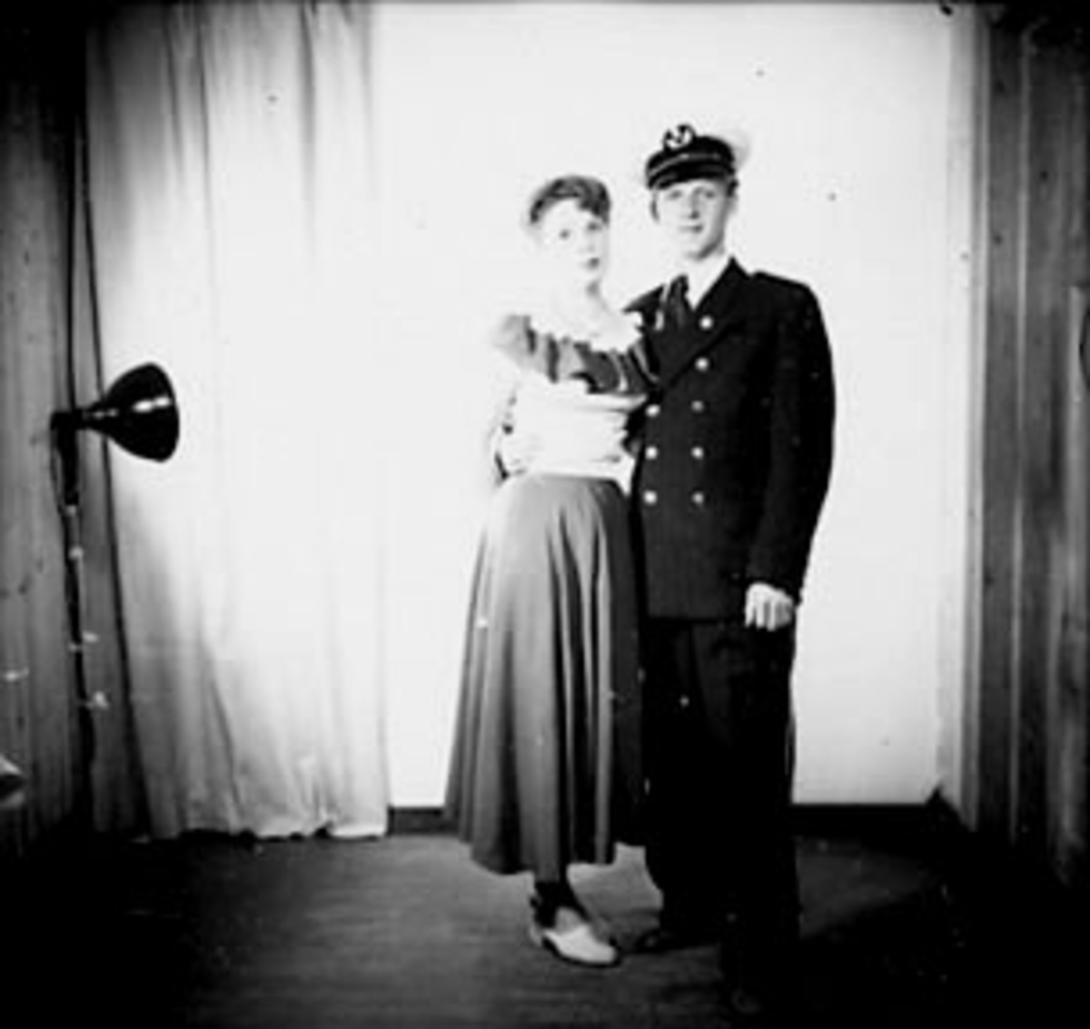 Anno Domkirkeodden, GRUPPE 2, UNGT PAR, HENRIK SANDAKER MED MUSIKKUNIFORM OG UNG DAME I STUDIO