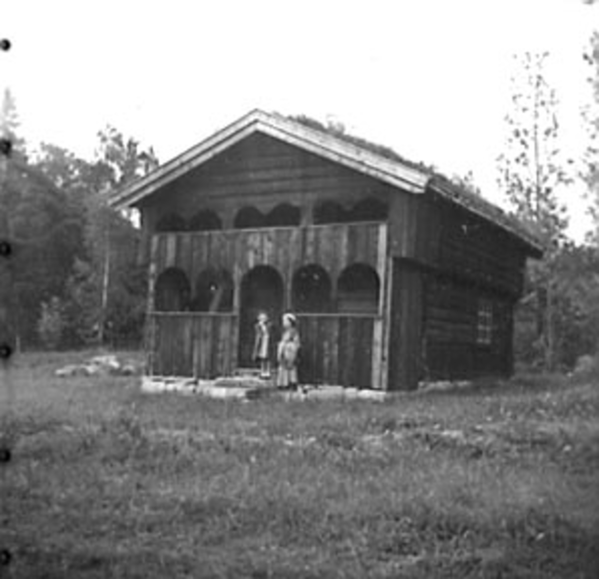 Anno Domkirkeodden, EKSTERIØR: ELTONBYGNINGEN, HEDMARKSMUSEET OG DOMKIRKEODDEN, GRUPPE 2 FORAN: LITA JENTE: VALBORG HELGER, OG MOREN: INGER HELGER FRA STANGE
