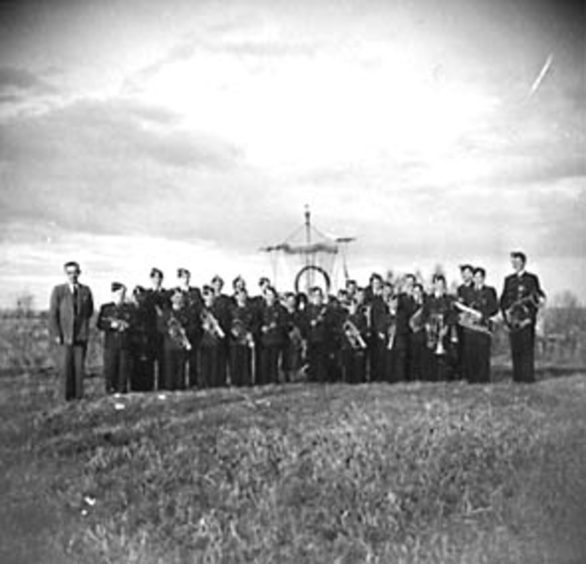 Anno Domkirkeodden, STOR GRUPPE GUTTER, STANGE GUTTEMUSIKK MED INSTRUMENTER OG FANE