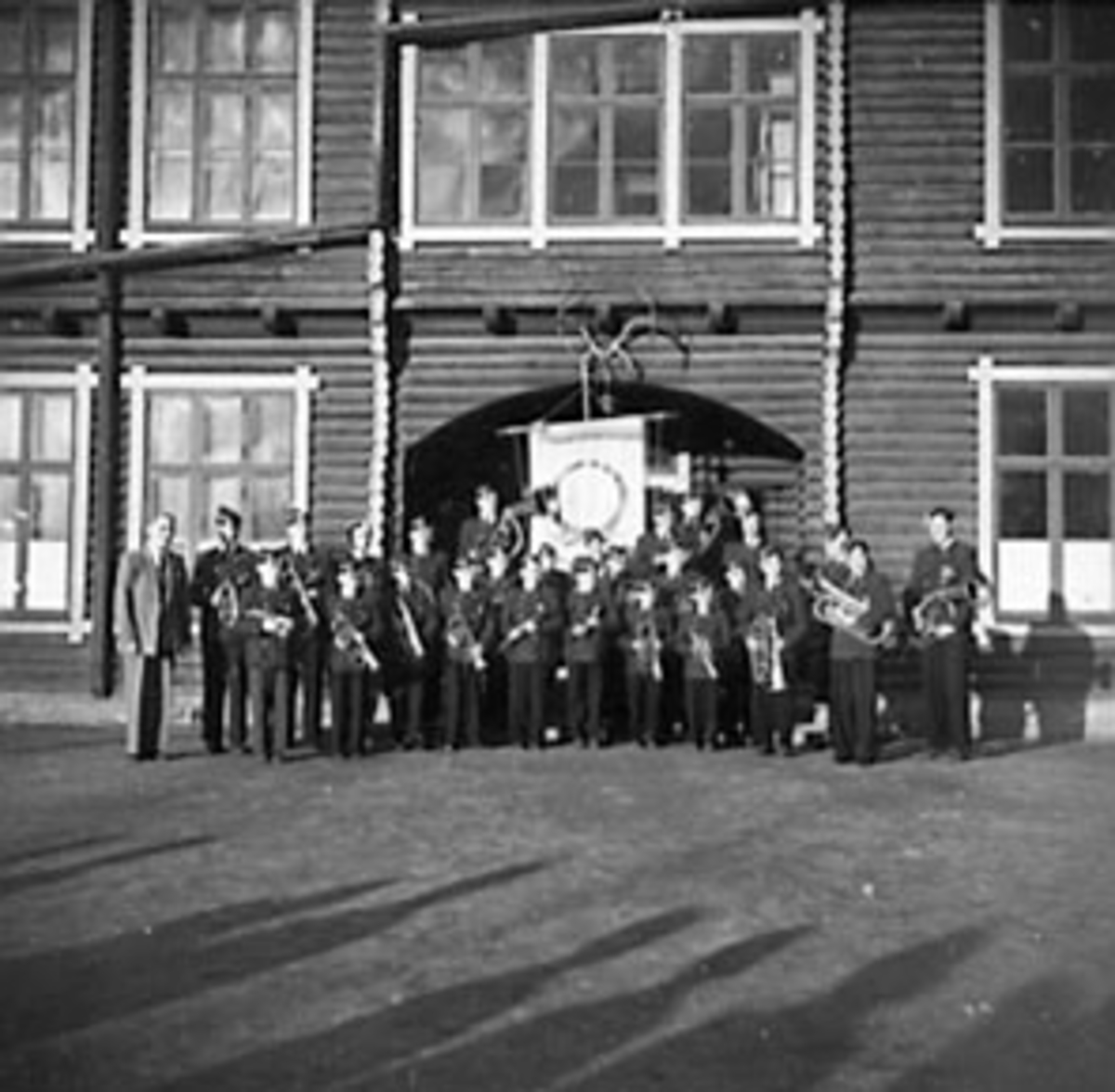 Anno Domkirkeodden, STOR GRUPPE GUTTER, STANGE SKOLES MUSIKKORPS OPPSTILT FORAN SKOLEN