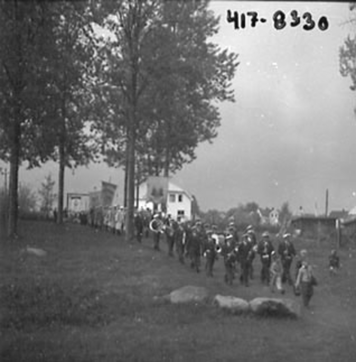 Anno Domkirkeodden, SANGERSTEVNE I PINSEN 1953. SANGERE MED MUSIKKORPS I SPISSEN MARSJERER