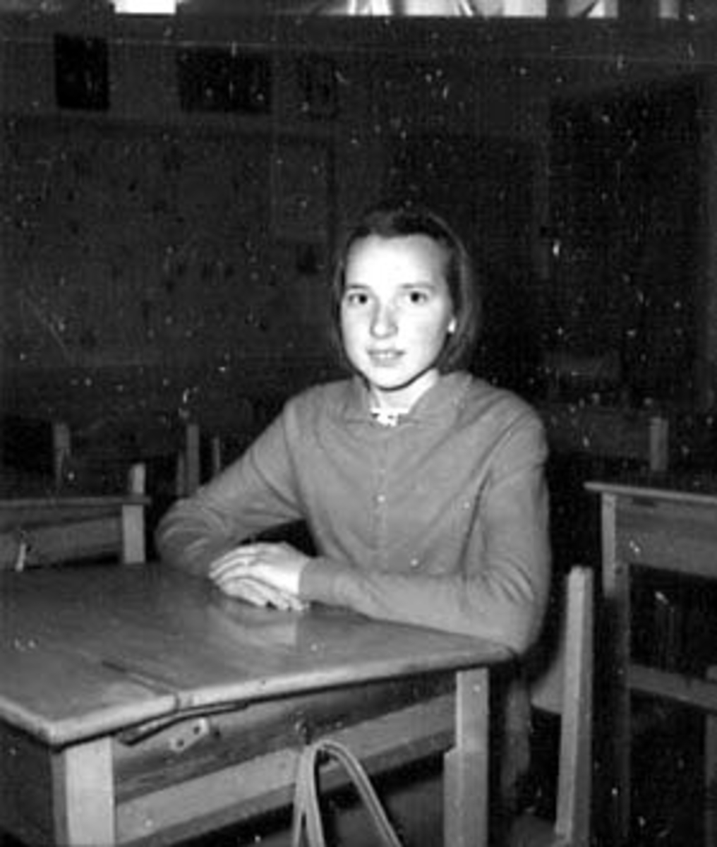 Anno Domkirkeodden, PORTRETT SKOLEELEV, MARTA ANDERSEN VED SKOLEPULT, SÅSTAD SKOLE