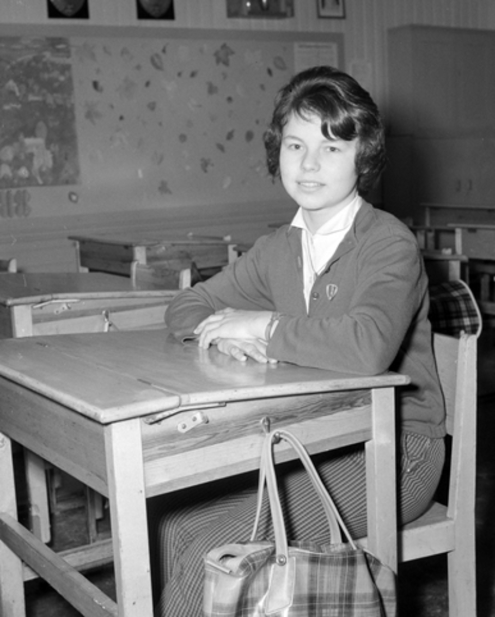 Anno Domkirkeodden, SKOLEELEV, RAGNHILD GJERSTAD (GIFT HOVDE), VED SKOLEPULT, SÅSTAD SKOLE