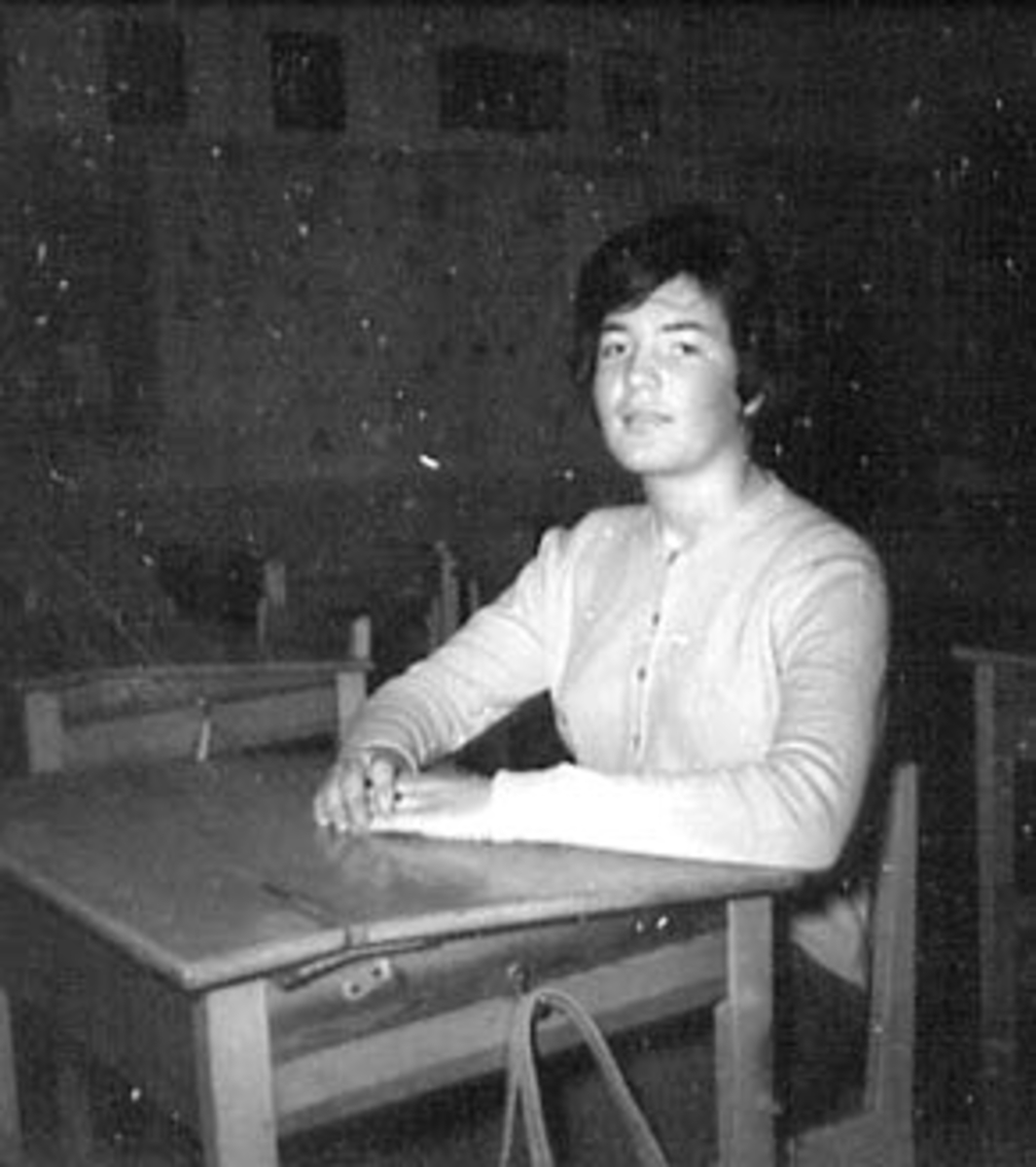 Anno Domkirkeodden, PORTRETT SKOLEELEV, TORILL REE, G. BACH VED SKOLEPULT, SÅSTAD SKOLE