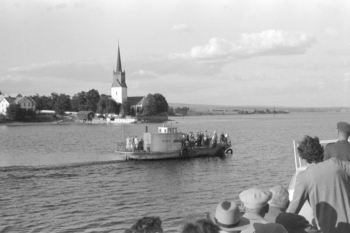 Anno Domkirkeodden, Utsikt fra D.S. Skibladner mot Nes kirke og brygga. M.F. Helgøya kjører parallelt. D.S. Skreia ligger ved brygga.