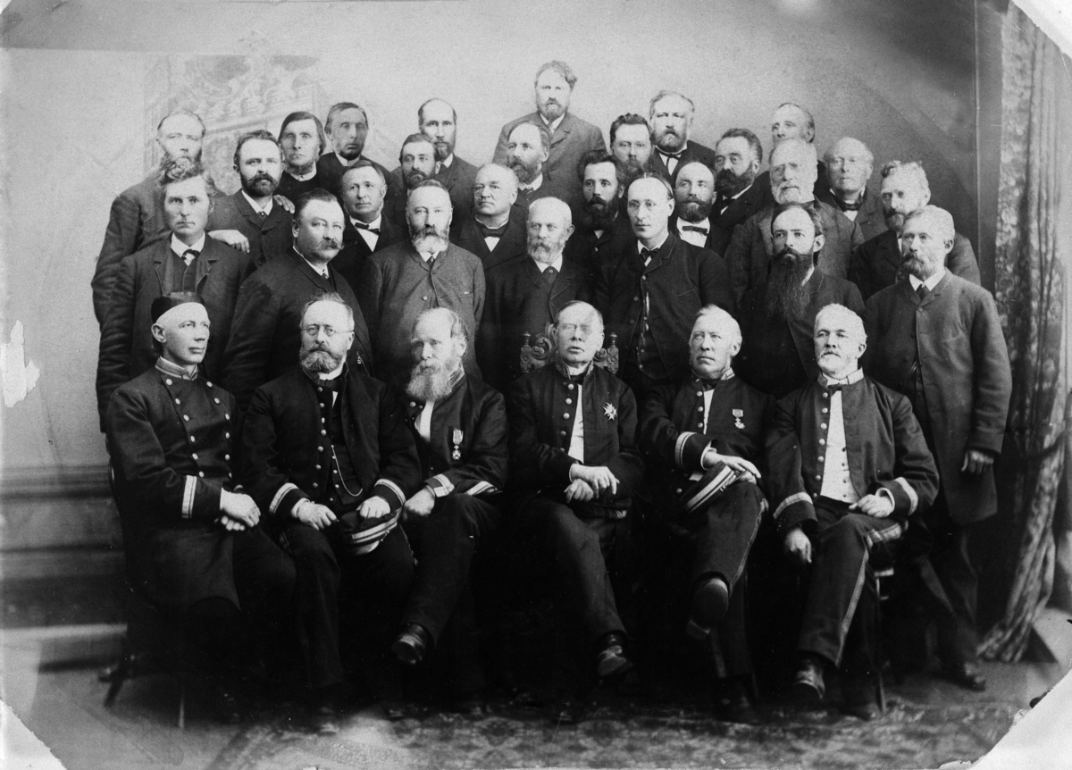 Normann Helger, GRUPPE: 31 EMBEDSMENN I UNIFORMER, STANGE