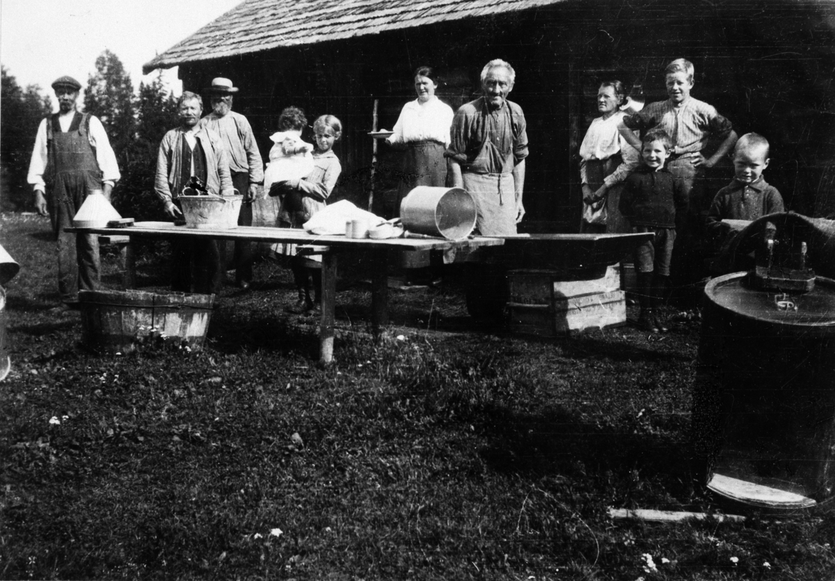 Normann Helger, PLASS SETRA, SETER, SÆTER, GRUPPE: 11 BARN OG VOKSNE FORAN, FRA VENSTRE: OLAF LILLEVOLD, OLE GUNDERSEN, JOHAN SØR-RASEN, ANNE GJESTVANG, ANNE MARIE, PÅ ARMEN: ANNE HELENE TITTERUD, MARIE GJESTVANG, SÆTERBUDEIE JOHANNE AMUNDSEN, RASENSJØEN