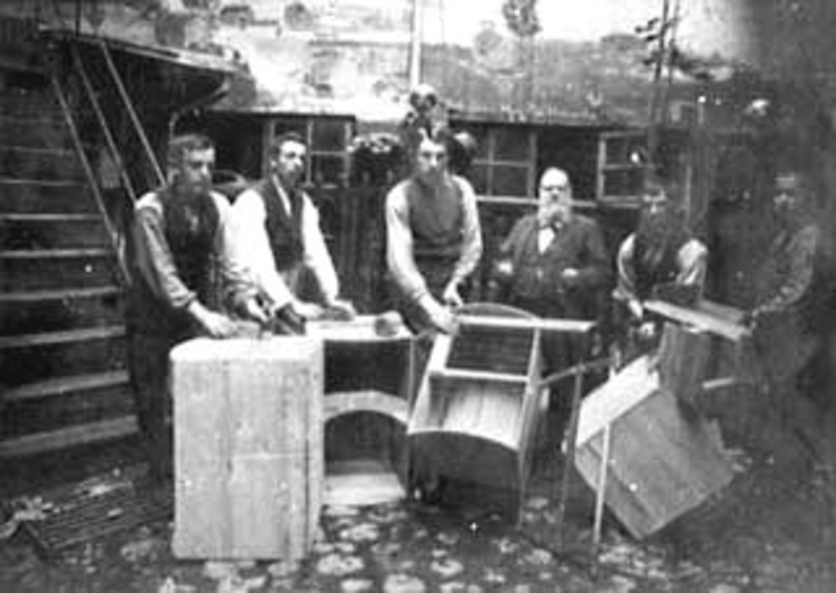 Normann Helger, INTERIØR: SALMAKERVERKSTED, AMERIKAKOFFERTER, GRUPPE: 6, SALMAKER JOHANNES MIKKELSEN. MED SVENNER, HANUM VESTRE, ILSENG, SKATTUMSTUA, .