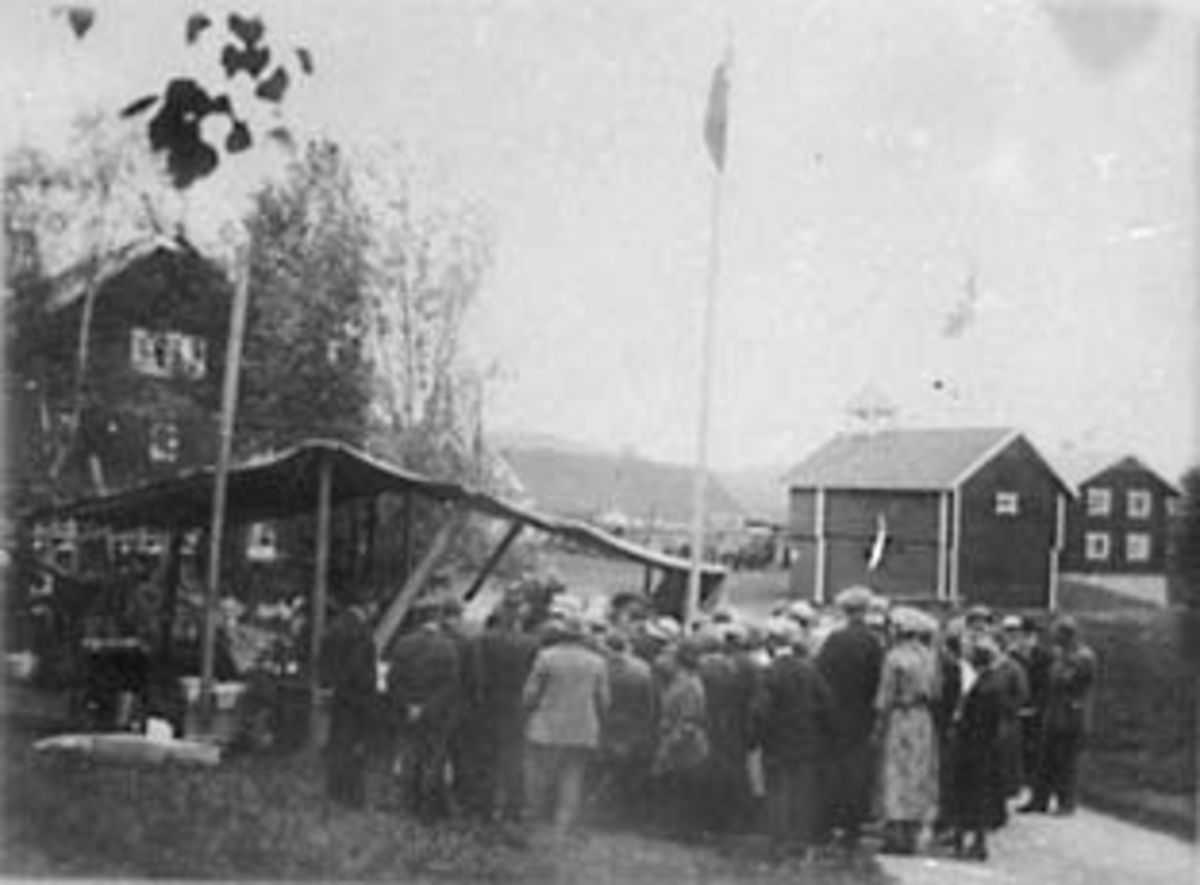 Normann Helger, EKSTERIØR: MALUNGEN, ST. HANS FEST, VALLSET, MYE FOLK