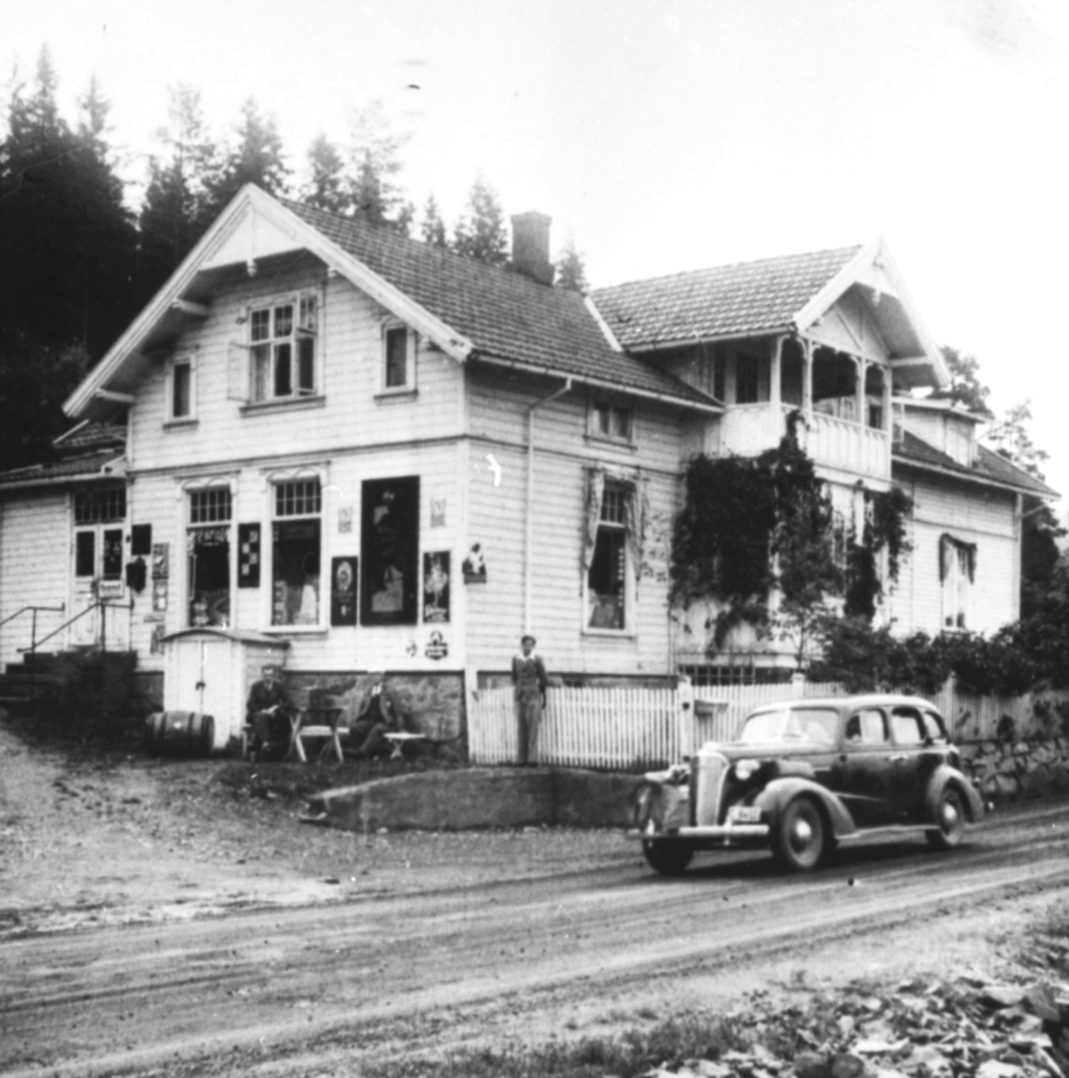 Anno Domkirkeodden, STRANDLYKKJA LANDHANDLERI, BUTIKK DREVET AV FAMILIEN GULBRANDSEN, BIL CHEVROLET 1937 MODELL. Gulbrandsens landhandel i 1938. Foran butikken sitter Gulbrand Bjørnstad og Jens Bjørnstad. Flere opplysninger se boka "Handelssteder i Stange" skrevet av Jan Arne Berg, utgitt av Stange Historielag 2012