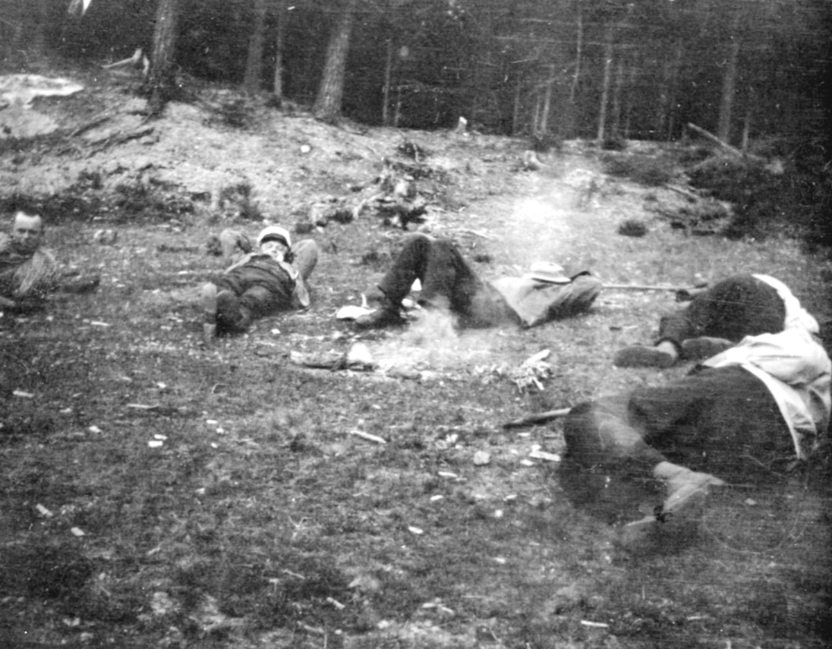 Anno Domkirkeodden, GRUPPE: 3 TØMMERFLØTERE HVILER, RAST, ROMEDAL ALLMENNING, "Tømmerfløterne lå ute på bakken under åpen himmel. Her fra Romedal almenning" Se årboka for Hedmarksmuseet/Hamar Historielag "Fra Kaupang og Bygd 2010" Artikkel av Bjørn Sverre Hol Haugen "Søvnens materialitet-om sovesteder og sengeutstyr