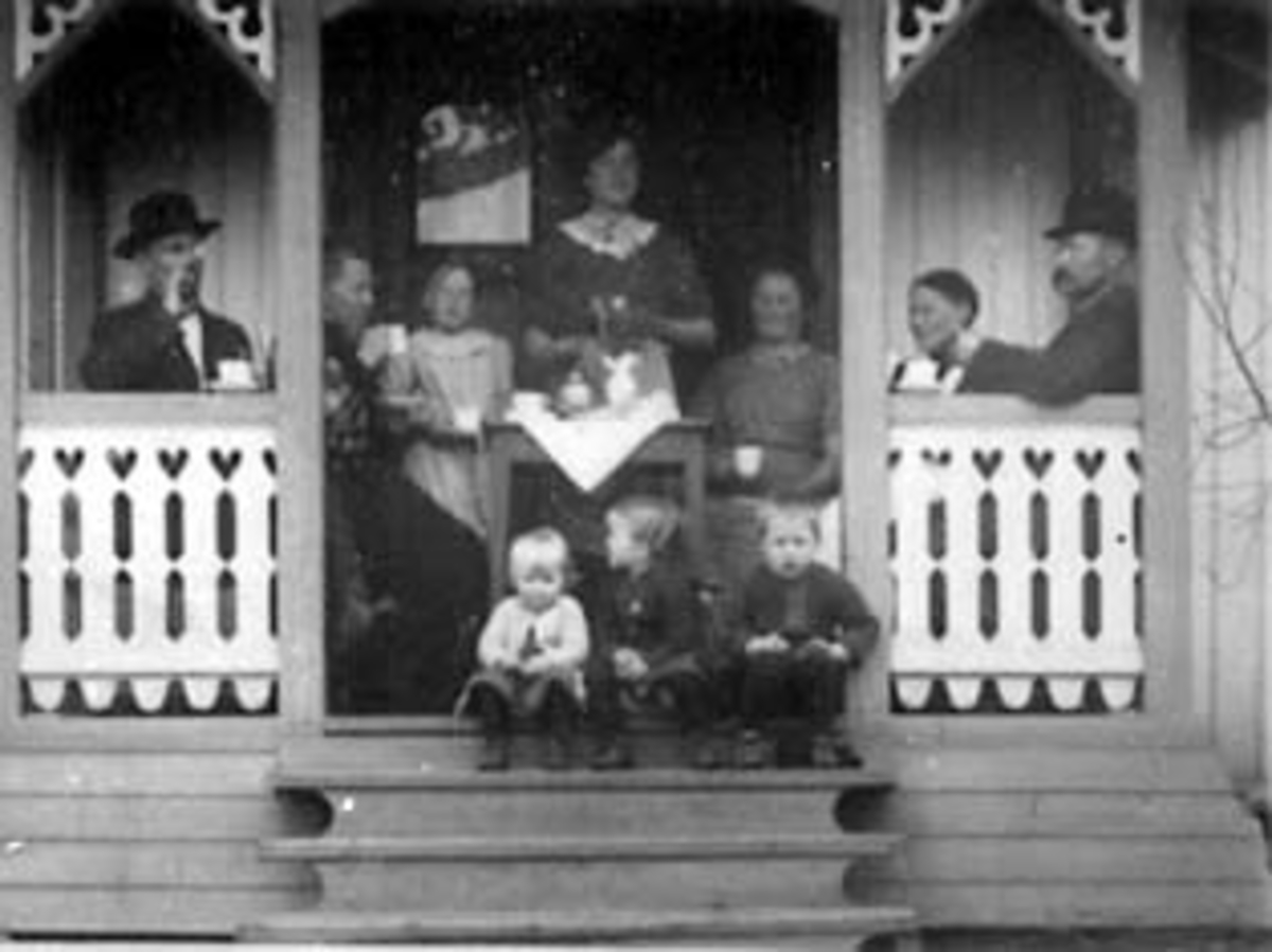 Anno Domkirkeodden, GRUPPE: 10 FAMILIE, KAFFESLABRAS PÅ VERANDA, 1 RAD TIL VENSTRE: ANNA MÆHLUM, MILDRID MÆHLUM, OLAV MÆHLUM, 2 RAD TIL VENSTRE: PER MÆHLUM, SIGRID MÆHLUM, DAGNY MÆHLUM, SIGRID BJØRNSTAD, KAREN BJØRNSTADBERGET, RANDI EVENRUD OG EVEN EVENRUD, EVENRUD.