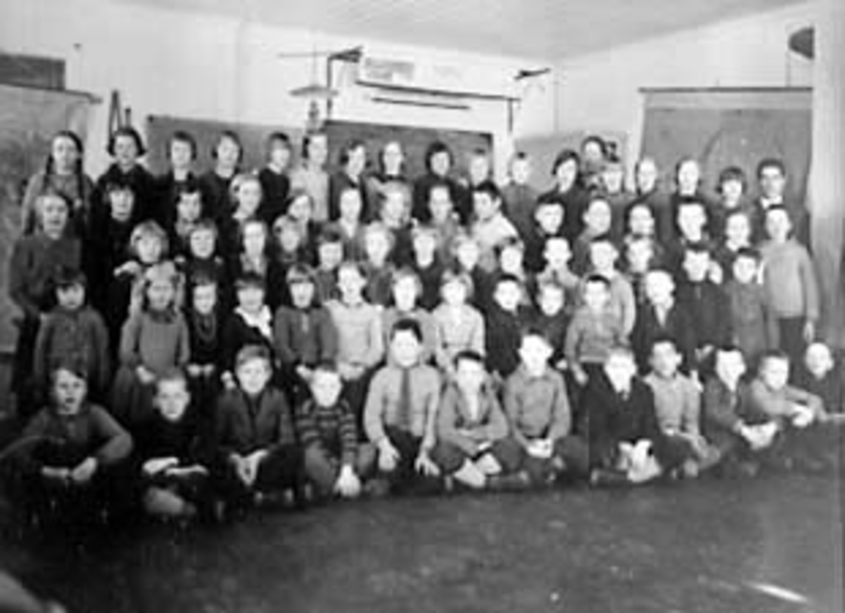 Anno Domkirkeodden, GRUPPE: 71 SKOLEELEVER OG LÆRERE, HELE SKOLEN SAMLET, ÅSEN SKOLE