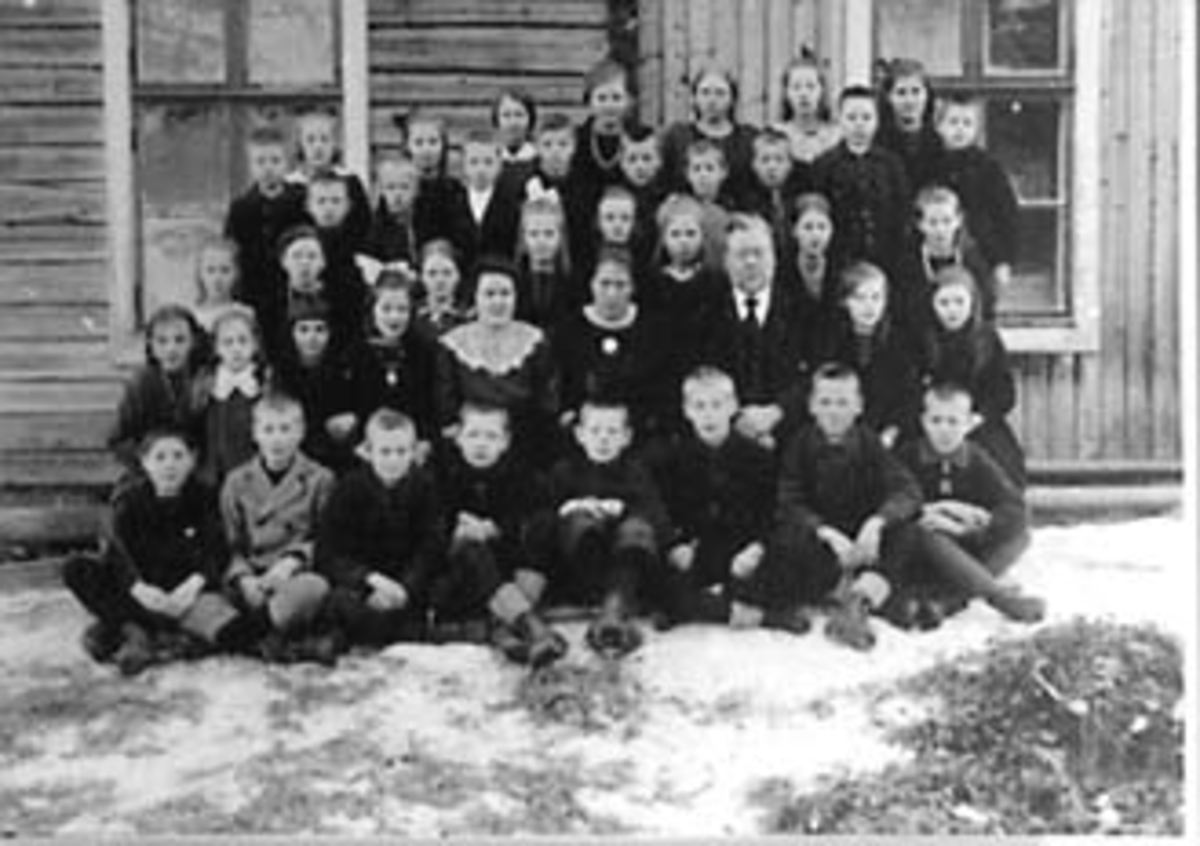 Anno Domkirkeodden, GRUPPE: 42 SKOLEELEVER OG LÆRERE, HELE SKOLEN SAMLET, ÅSEN SKOLE, FRØKEN KJØTTERUD, ANNA LIE, LÆRER LUDVIG HEKNEBY, VALLSET