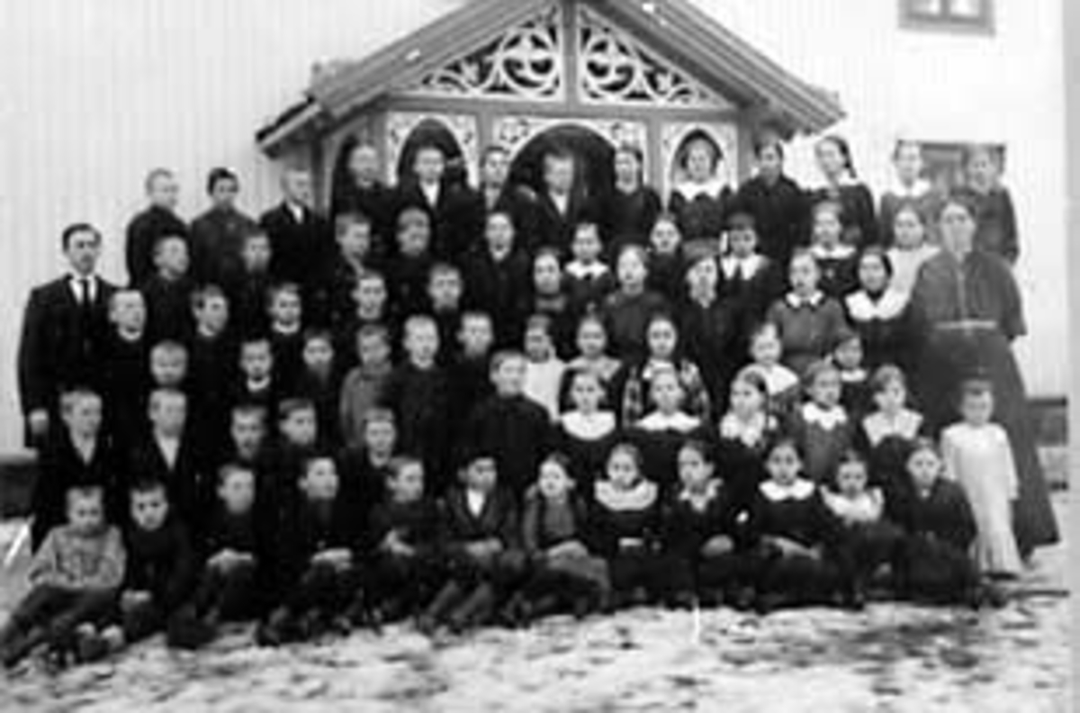 Anno Domkirkeodden, STOR GRUPPE: SKOLEELEVER MED LÆRERE, HEKNE SKOLE, LÆRER BERTHE ERIKSFALLET, VALLSETDubb: 417-8989.