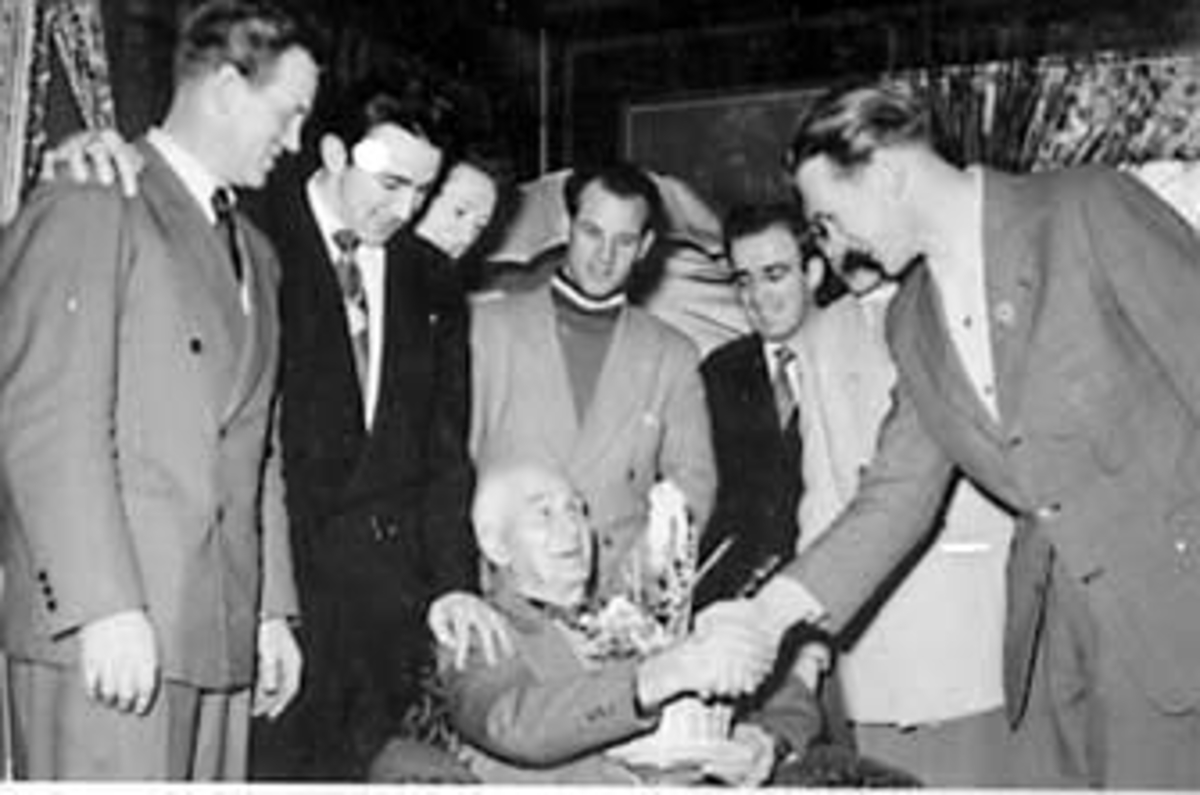 Anno Domkirkeodden, GRUPPE: 7, PÅ VEGNE AV 6 SKØYTENASJONER GRATULERER KEES BROCKMAN PETER SINNERUD MED 78 ÅRSDAGEN