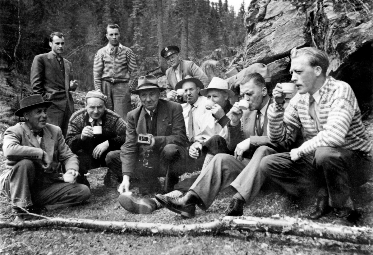 Anno Domkirkeodden, GRUPPE: 10 MENN, FORMANNSKAP ELLER BYGNINGSRÅD, BEFARING, KAFFEPAUSE FRA HØYRE: ODDVAR NORDLI, ARNLJOT JOHNSTAD, YTTERST RIL HØYRE: ALHAUG PÅ HEGSVOLD, HANS FJÆSTAD SJÅFØR, VIEN