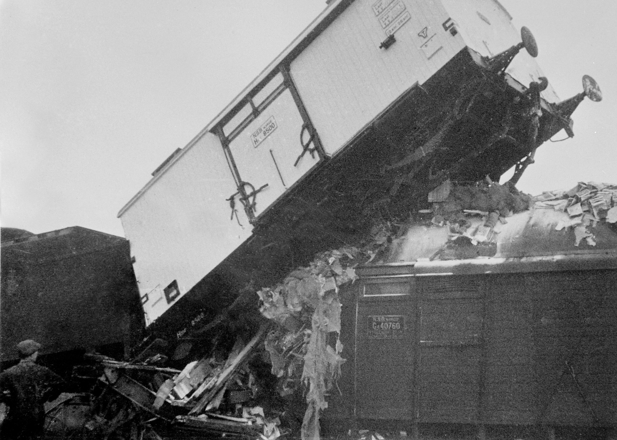Anno Domkirkeodden, TOGKOLLISJON, STANGE STASJON. JERNBANEULYKKE. TO GODSTOG KOLLIDERTE PÅ STASJONSOMRÅDET I 1942. LOKOMOTIVFØREREN PÅ DET ENE TOGET OMKOM. ULYKKEN SKULLE HOLDES HEMMELIG, JOURNALIST ADOLF SKJEGSTAD TOK BILDET I SMUG, GJEMTE FILMEN OG FREMKALTE DEN ETTER KRIGEN. ARILD NYBAKKEN SOM VAR LÆRLING HOS NORMA…