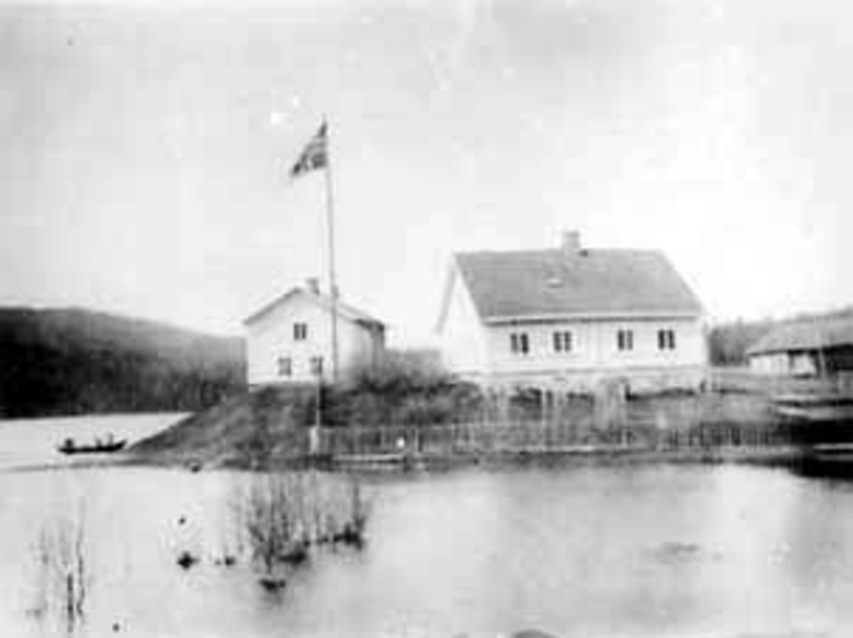 Anno Domkirkeodden, EKSTERIØR: GARDSBRUK, MALUNGEN, FLAGGSTANG FLAGG MED UNIONSMERKET, MALUNGEN, VALLSET