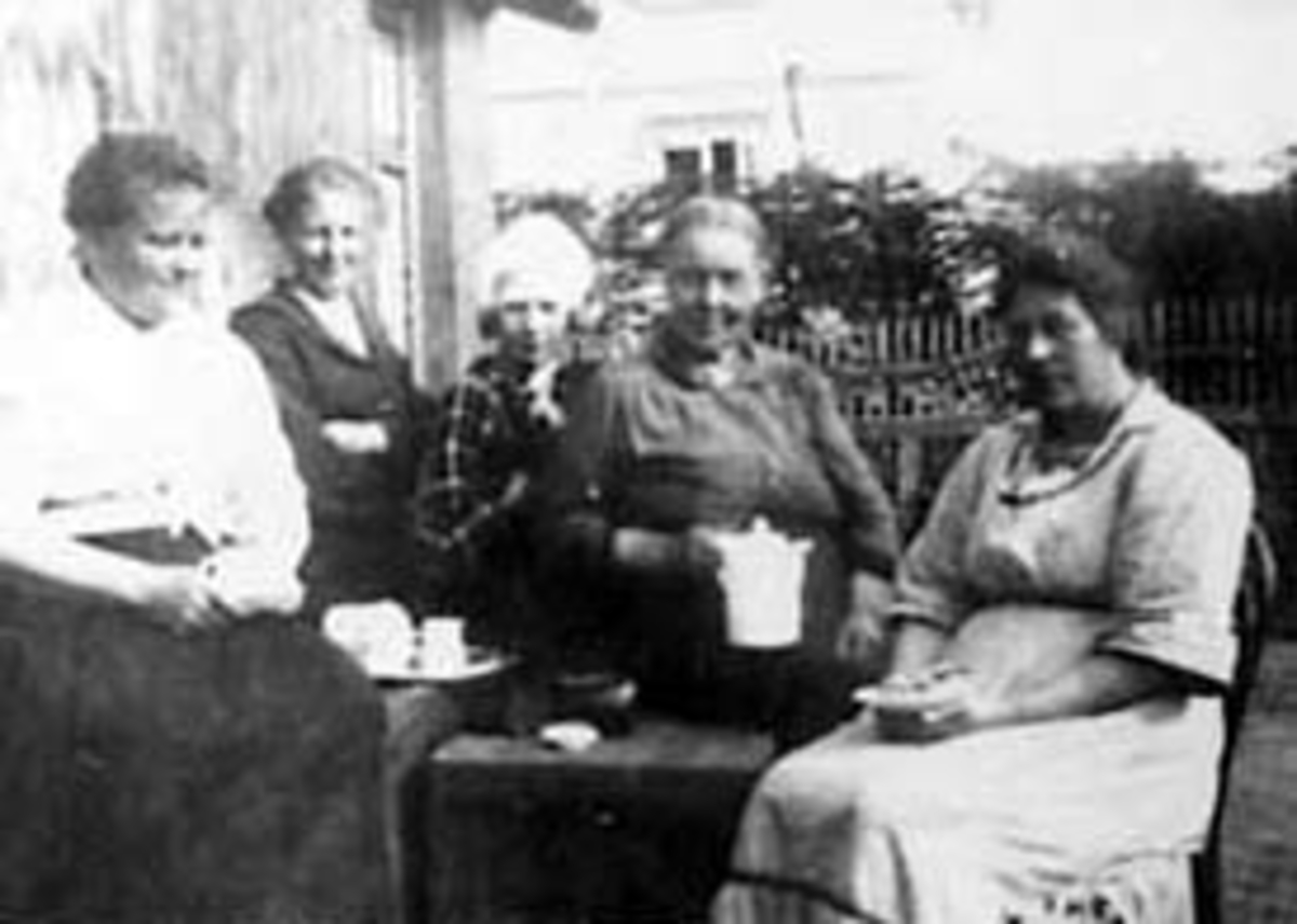Anno Domkirkeodden, Kafe Central, Stange. Kaffeslabras. F.v. Oline Presterud, Mathilde Løvaas, Gina Windhoel, Gina Mathea Hoel, Hanna Windhoel. Hanna Windhoel, f. Hoel drev noen år kafeen .