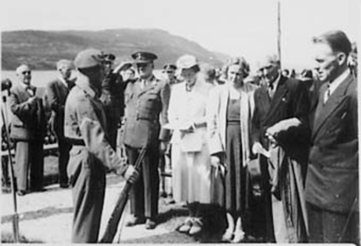 Anno Domkirkeodden, AVDUKING AV MINNESMERKE, BAUTA, STRANDLYKJA, MILITÆR HØNØRVAKT, MYE FOLK