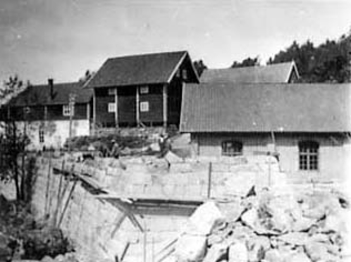 Anno Domkirkeodden, VIKSBRUA, VIK GARD I BAKGRUNNEN, TANGEN