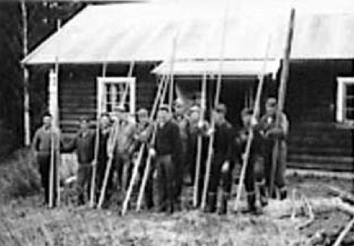 Anno Domkirkeodden, GRUPPE: 11 MENN, FLØTERMANNSKAP FORAN SUNDKOIA, FRA VENSTRE: JENS A. JENSEN, ERLING SØNSTERUD, MARTIN BJØRNDALEN, OLE EVENSEN, TERJE FALLDALEN, OLA TÅRNEBY, ODD LUDVIGSEN, TORE ØSTERHAGEN, ASMUND SKUGGERUD, ALF KILDALEN, TRYGVE GRØNLIEN, BAK I GANGEN: EINAR NORDENGEN