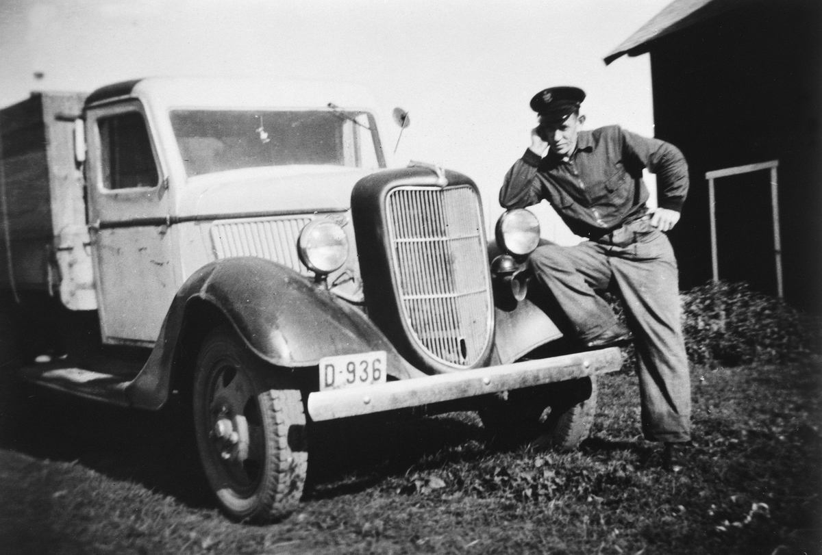 Anno Domkirkeodden, TORLEIF BRONKEN, LASTEBIL FORD V-8 1936 MODELL. D-936, TRANSPORT, ROMEDAL. Det er en 1936: Fordemblemet sitter foran gjellene på panseret (bak lykta på dette bildet) mens det på 1935-modellen sto midt på og i overkant av gjellene.