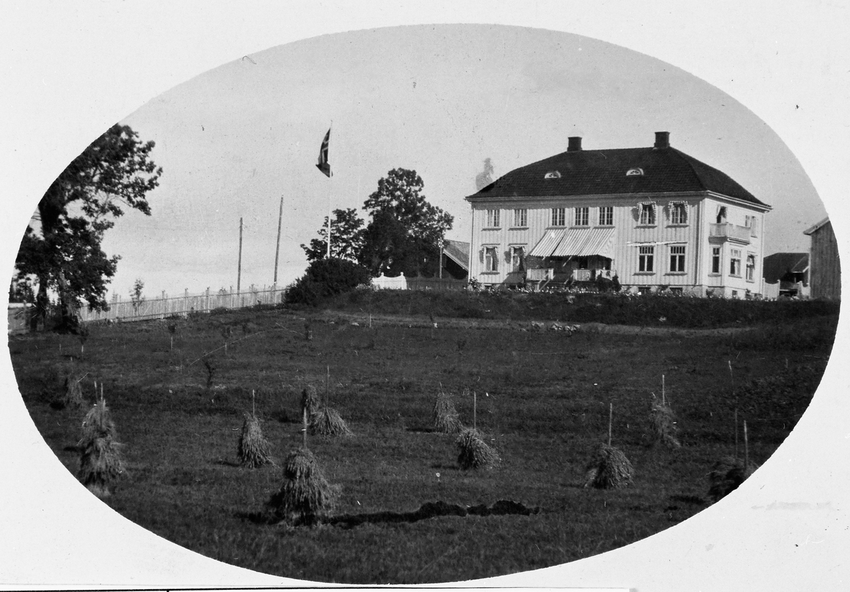 Anno Domkirkeodden, EKSTERIØR: GARDSBRUK, HOVEDBYGNINGEN KJONERUD, KORNSNES I FORGRUNNEN, OTTESTAD