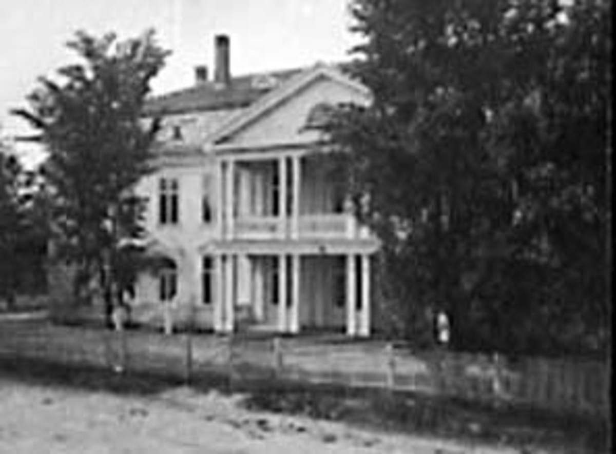 Anno Domkirkeodden, EKSTERIØR: TINGVOLD, STANGE SPAREBANK, 1909. FASADE MOT ØST, STORGATA, BANKENS INNGANG T. V. HOVEDINNGANG TIL FESTLOKALE. ET LANDEMERKE I STANGEBYEN SOM BLE BORTE VED RIVING FOR Å GI PLASS TIL NYE TINGVOLL I 1971.