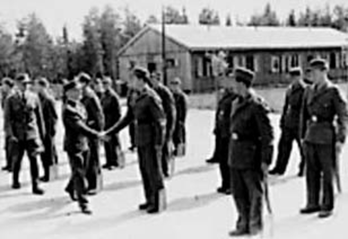 Anno Domkirkeodden, AT- LEIR, AT- KOMMANDØR ANDREAS SÆHLIE INSPISERER, MENN OPPSTILT, ILSENG
