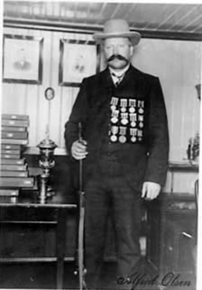 Anno Domkirkeodden, PORTRETT: KRISTIAN SØBAKKEN, SKYTTERKONGE 1899, MED MEDALJER