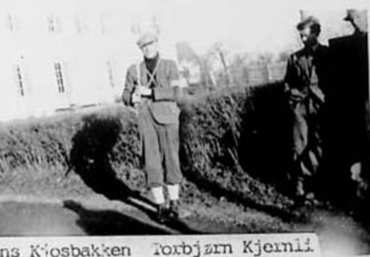 Anno Domkirkeodden, HJEMMESTYRKER STÅR VAKT ETTER KRIGEN, FRA VENSTRE: JOHAN KJOSBAKKEN, TORBJØRN KJERNLI, HÅKON HOLM BØ, UTENFOR SOLE.