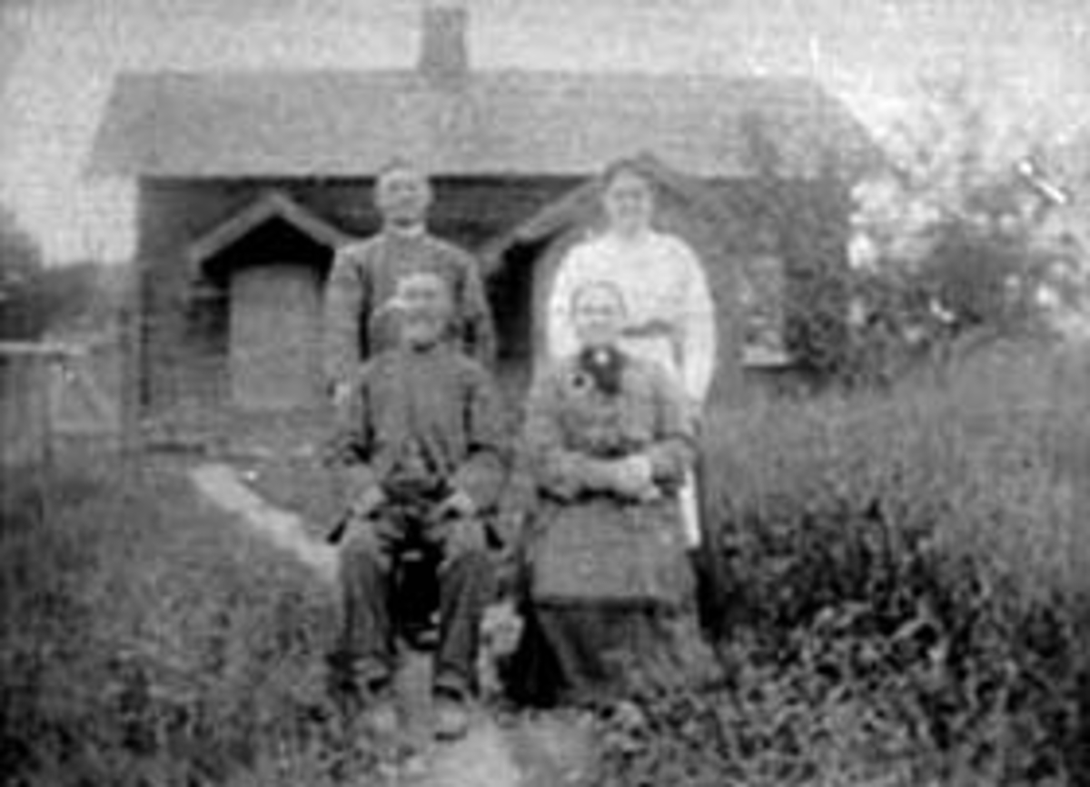 Normann Helger, GRUPPE: 4, BAK:KRISTIAN, EMILIE, MARTINUS EVENSEN, ANNE EVENSEN, EKSTERIØR: HUSMANNSPLASSEN KRONBY UNDER OTTESTAD NORDRE,