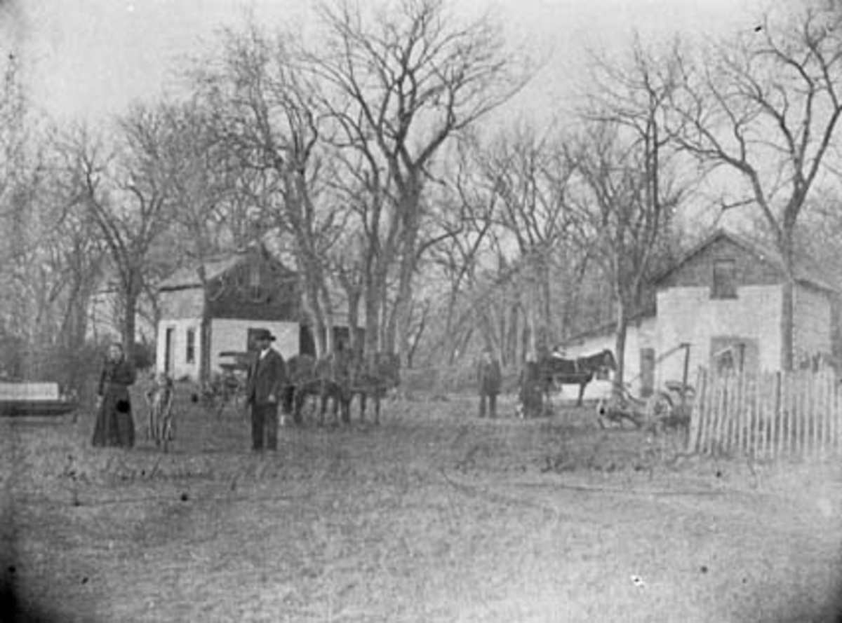 Normann Helger, EKSTERIØR: GARDSBRUK, FARM, SIMEN HESTNÆS, MOUSE RIVER, NORD DAKOTA, USA, (STANGE)