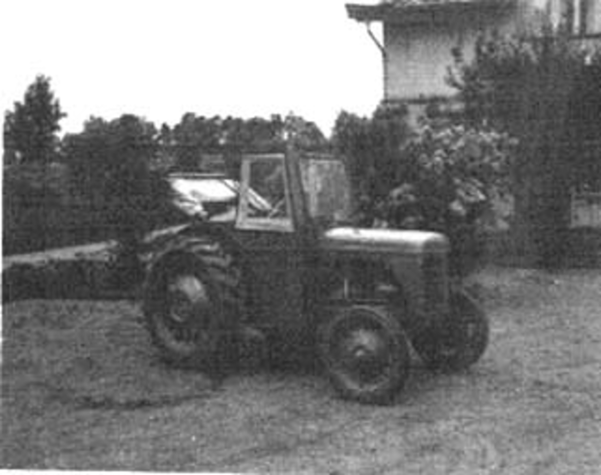 Anno Domkirkeodden, SMEDALSMIA PÅ ILSENG, SMED ANTON SMEDAL, GRÅTASS MED TRAKTOROVERBYGG, EN PROTOTYP SOM DET BLE LAGD EN PAR STYKKER AV, FOTOGRAFERT PÅ KONGSTEN
