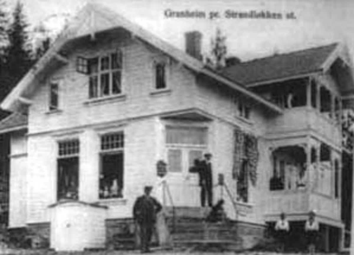 Anno Domkirkeodden, GRANHEIM, KJØPMANN G. GULBRANDSENS BUTIKK PÅ STRANDLYKKJA, LANDHANDLERI. Granheim landhandleri i 1915. Kjøpmann Gulbrandsen står på trappa og handelsbetjent Martin Amundsen nedenfor. Flere opplysninger se boka "Handelssteder i Stange" skrevet av Jan Arne Berg, utgitt av Stange Historielag 2012