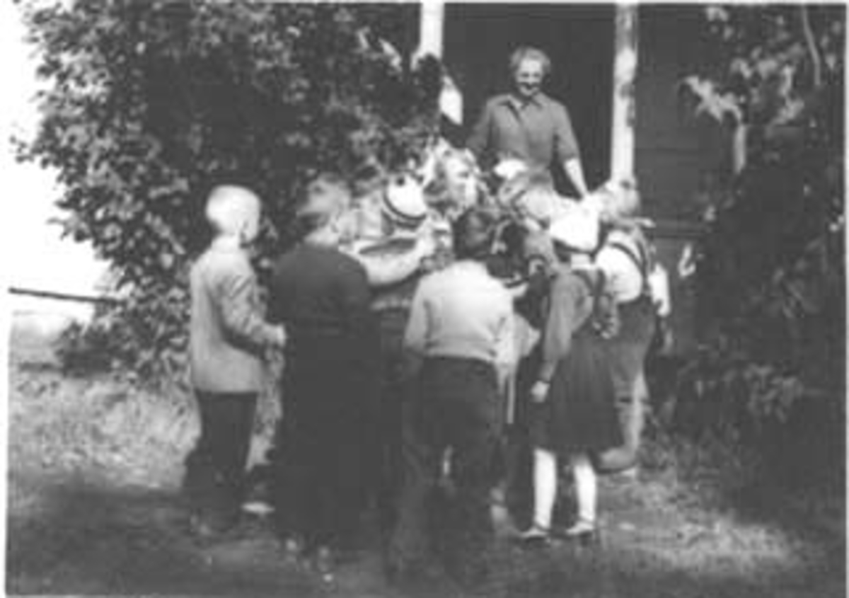 Anno Domkirkeodden, BJØRKLUND SKOLE, FØRSTE KLASSE SAMLET PÅ SKOLETRAPPA, LÆRER GRETE STRØMSSTAD