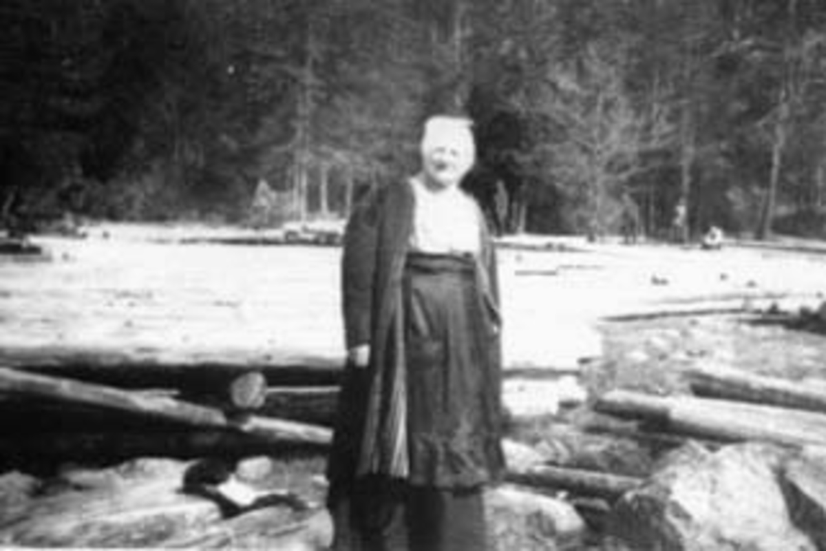 Anno Domkirkeodden, HUSEBY, KARI HUSEBY 1846 - 1932, OVERTOK DRIFTEN AV GARDEN VEL 60 ÅR, VED TØMMERVELTE I TELVIKA