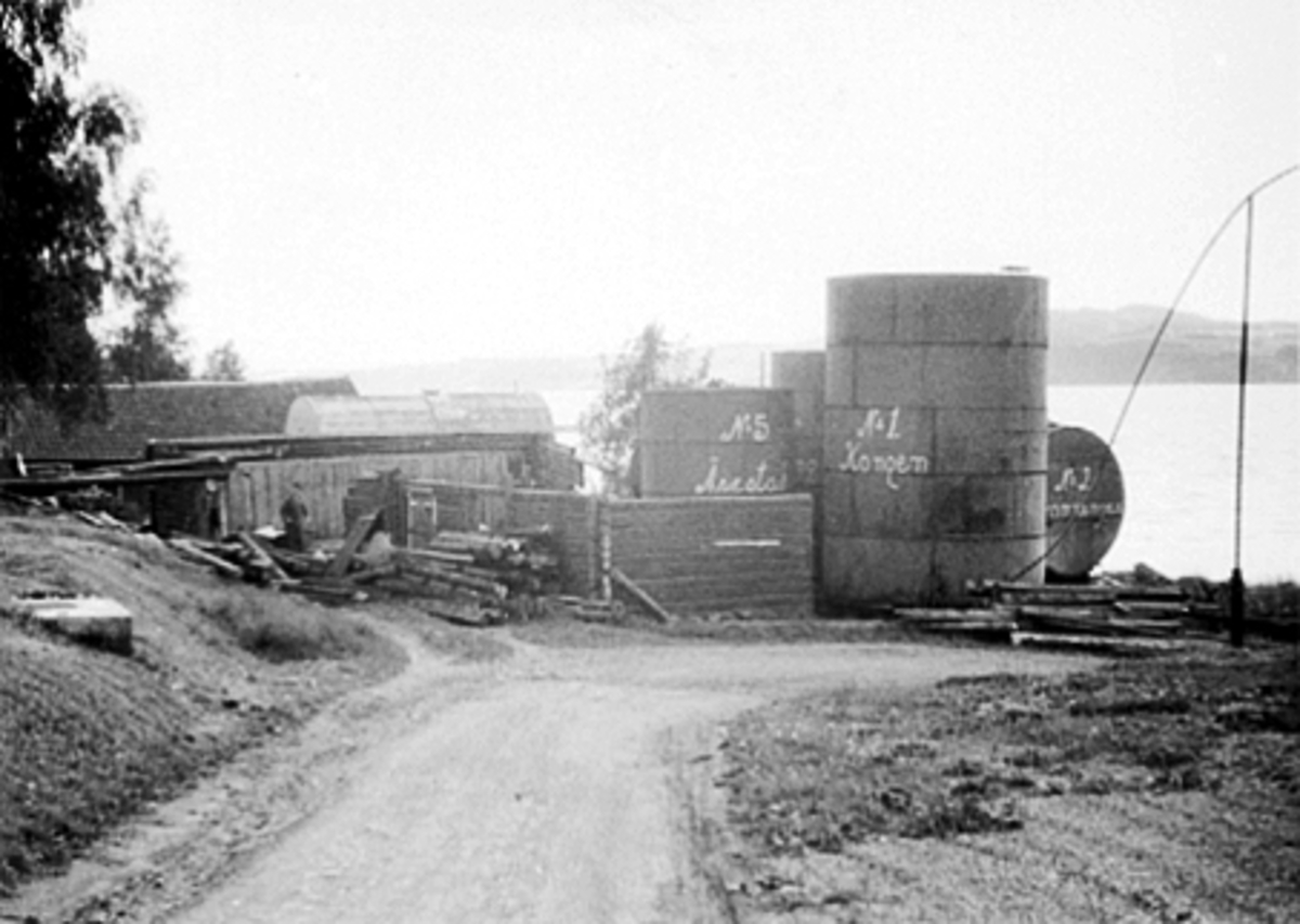 Anno Domkirkeodden, ATLUNGSTAD BRENNERI, RIVING AV DET GAMLE SPRITLAGERET, BAK: UTHUSET TIL DISPONENTBOLIGEN, SPRITTANKER NR 1: KONGEN, NR 2: DRONNINGEN OG NR 5: ?, OG FLYTTING TIL NYTT LAGER.