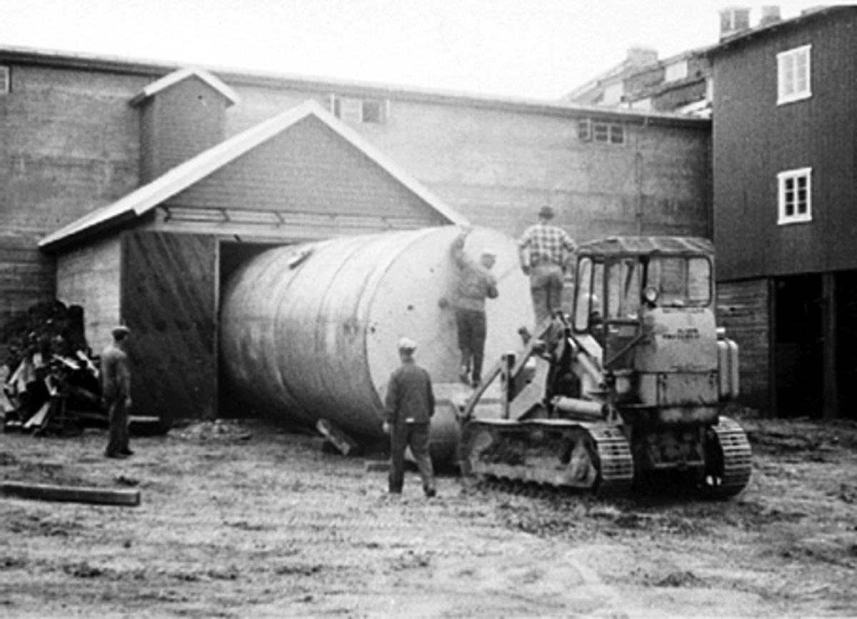 Anno Domkirkeodden, ATLUNGSTAD BRENNERI, BULLDOSER SKYVER SPRITTANK INN I NYTT LAGER