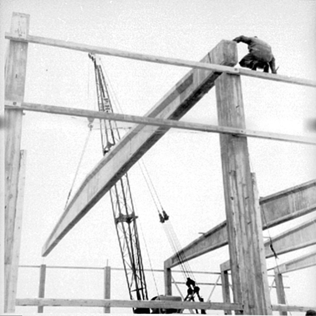Anno Domkirkeodden, HEDMARK FRØFORRETNING OG BRENNERI A. S, BYGGING AV NYTT LAGER TATT I BRUK 02. 01. 1967, HEISING AV BETONGDRAGERE TIL TAKKONSTRUKSJON