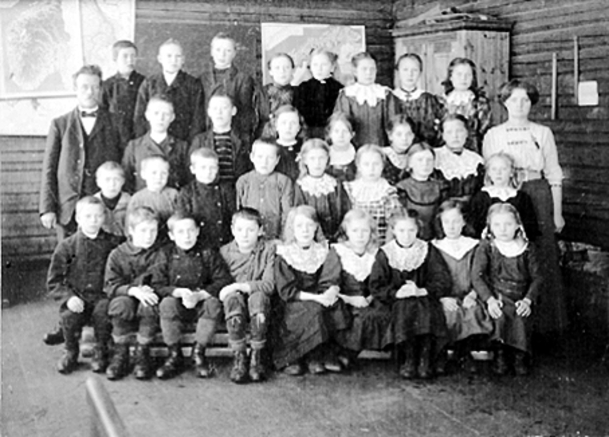 Anno Domkirkeodden, Tomter skole, Vallset, gruppe elever og lærere i klasserom.