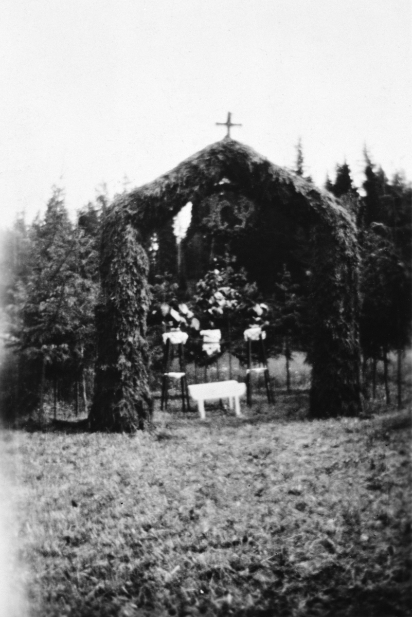 Anno Domkirkeodden, LINDBAK, TANGEN, BEGRAVELSE, BEGRAVELSESPORTAL. Granbarpyntet portal.