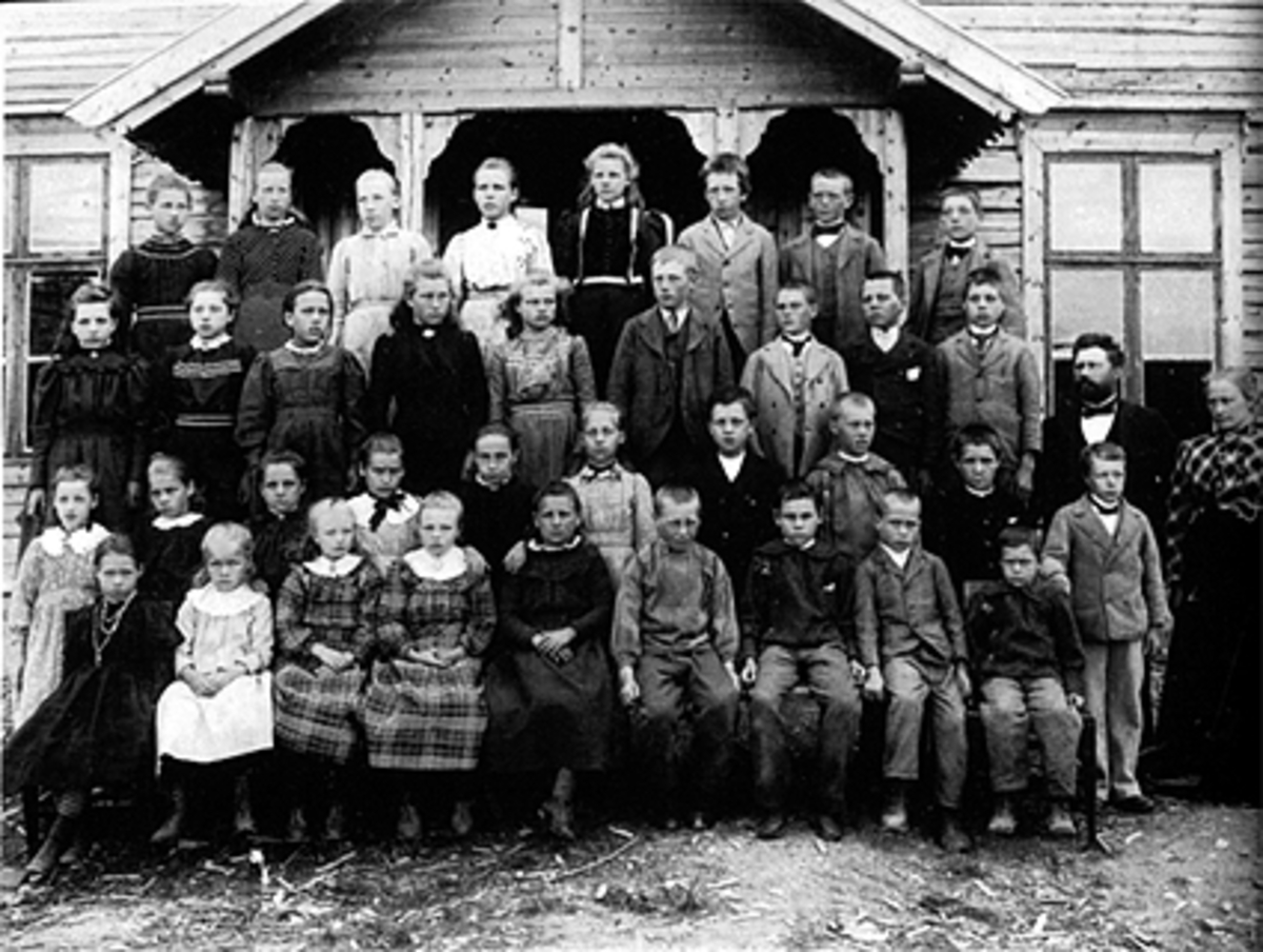 Anno Domkirkeodden, AASEN SKOLE, SKOLEFOTO, KLASSEBILDE, SKOLEELEVER MED LÆRER 1899-1900. 1. REKKE F. V ANNA DILLERUDSTUEN, SIGNE KLAFSTADBAKKEN, NORA LILLEHAGEN, OTTINE LILLEHAGEN, KJERSTI BEKK, EDVARD BEKK, HELMER LUNDSBAKKEN, SIGVARD DILLERUDSTUEN, IVAR LUNDSBAKKEN. 2. REKKE F. V. HOLTSTUEN, PETRA? NEDRE ÅSEN, MILL…
