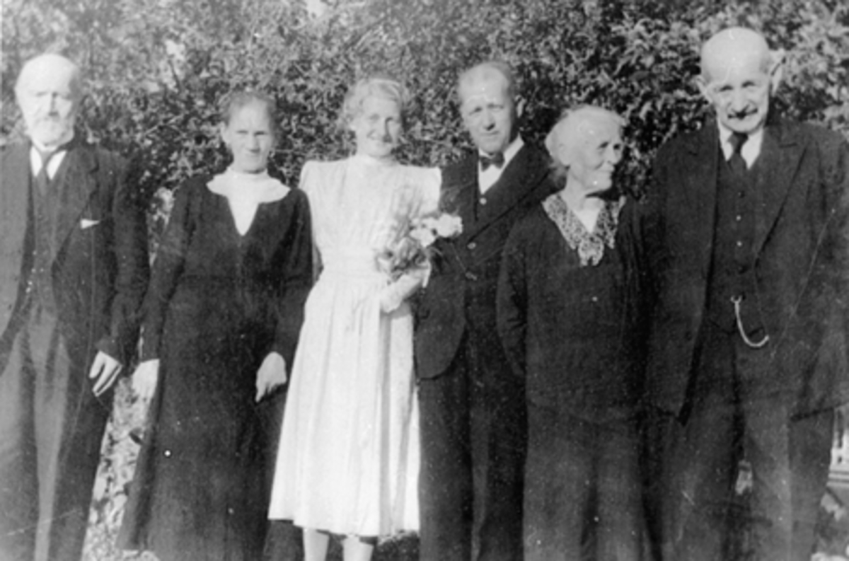 Anno Domkirkeodden, BORGERLIG BRYLLUP, BRUDEPARET: ELLEN GUDRUN TEIGEN OG JOHANNES PEDERSEN TEIGEN I MIDTEN, TIL VENSTRE BRUDENS FORELDRE: JOHAN OLSEN OG ILI OLSDATTER, TIL HØYRE HANS FORELDRE: SINA LARSDATTER TEIGEN OG PEDER JONSEN TEIGEN