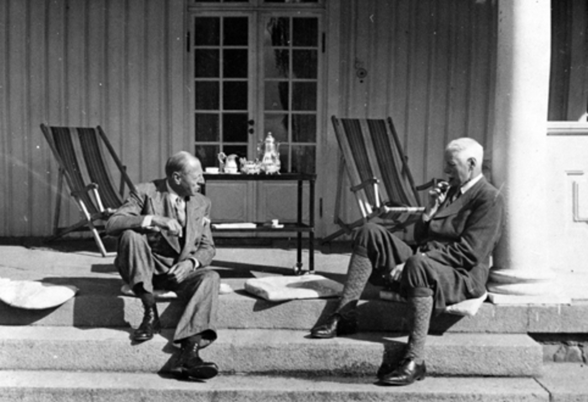Anno Domkirkeodden, STAUR GARD II STANGE, TO MENN, T. V JACOB PREBENSEN, UKJENT. PREBENSEN DREV GARDEN FRA 1935-1949. BILDET ER TATT UNDER KRIGEN I 1941.