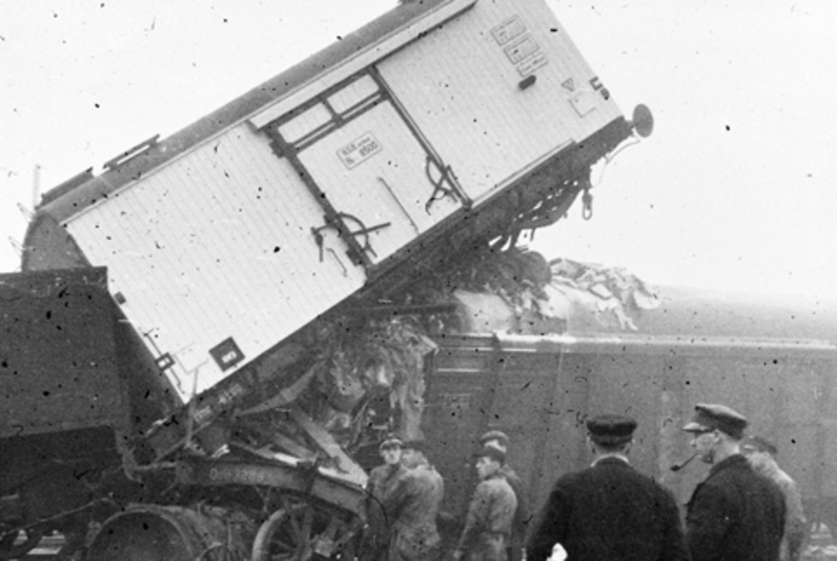 Anno Domkirkeodden, STANGE JERNBANESTASJON, KOLLISJON, TOGULYKKE 1942. DEN 2. VERDENSKRIG. LOKOMOTIVFØREREN PÅ DET ENE TOGET BLE DREPT. TOGULYKKEN SKULLE IKKE OMTALES OG DET VAR STRENGT FORBUDT Å TA BILDER. ARILD NYBAKKEN SOM VAR FOTOLÆRLING HOS FOTOGRAF NORMANN PÅ HAMAR TOK BILDER MEN FIKK BOT OG FILMEN BESLAGLAGT. A…